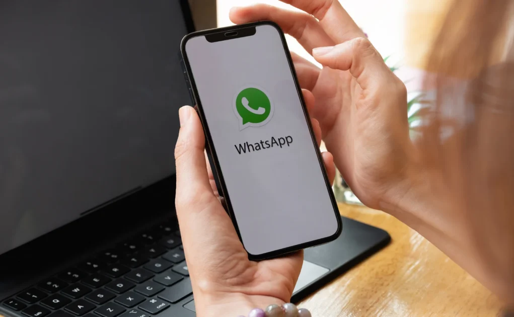 whatsapp logout feature